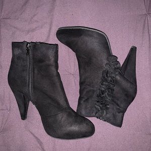 Fioni black ankle boots